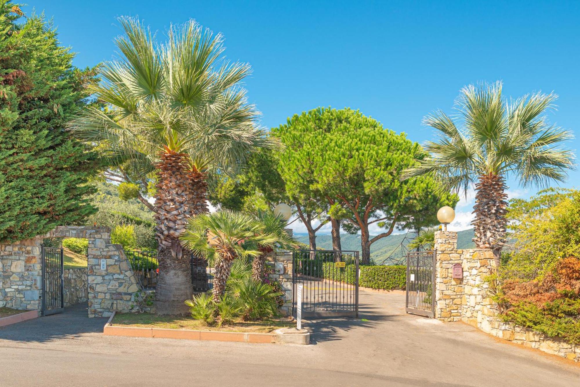 Villino Garden & Pool Otel Marina dʼMarina dʼAndora Dış mekan fotoğraf